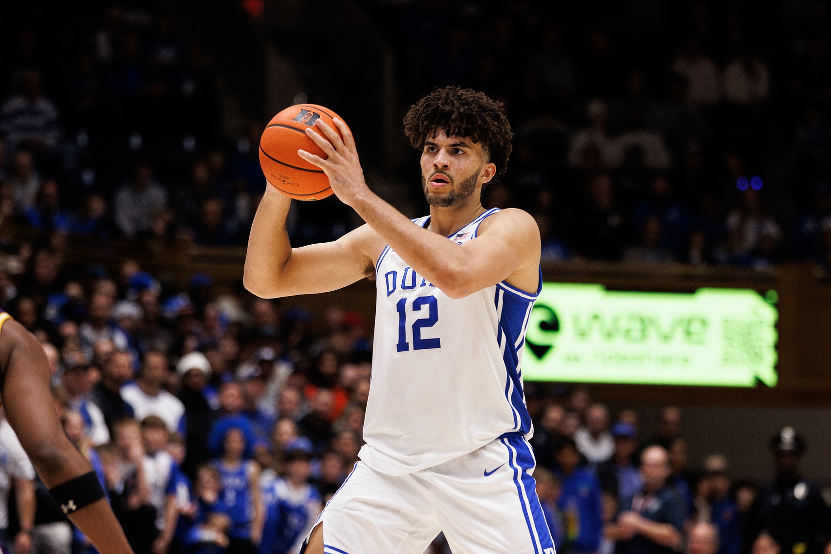 企鹅体育官网-老K教练：卡梅隆·布泽尔在同龄人中遥遥领先 很聪明能抢板会传球