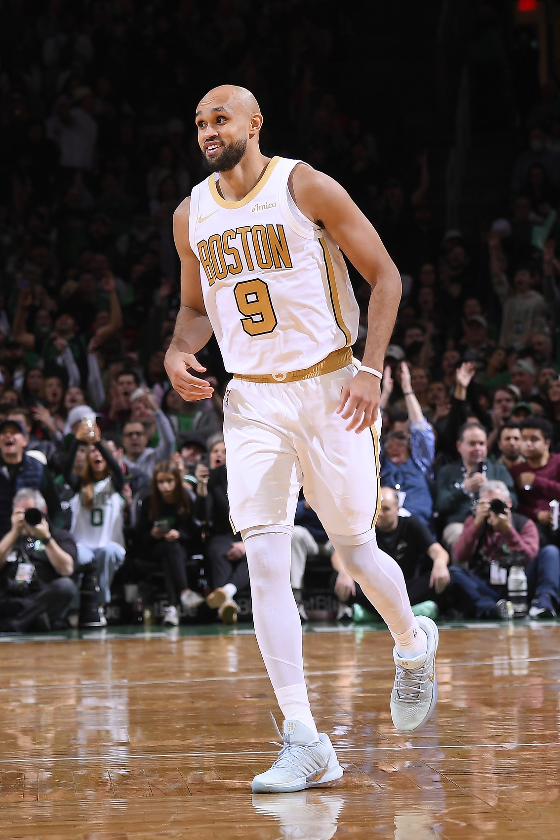 热门赛事直播-错失绝杀三分！德里克·怀特21中7&amp;三分仅9中2  还有4失误